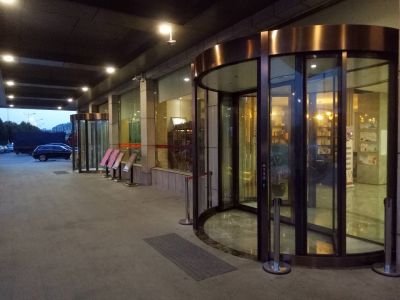 酒店兩翼自動旋轉門